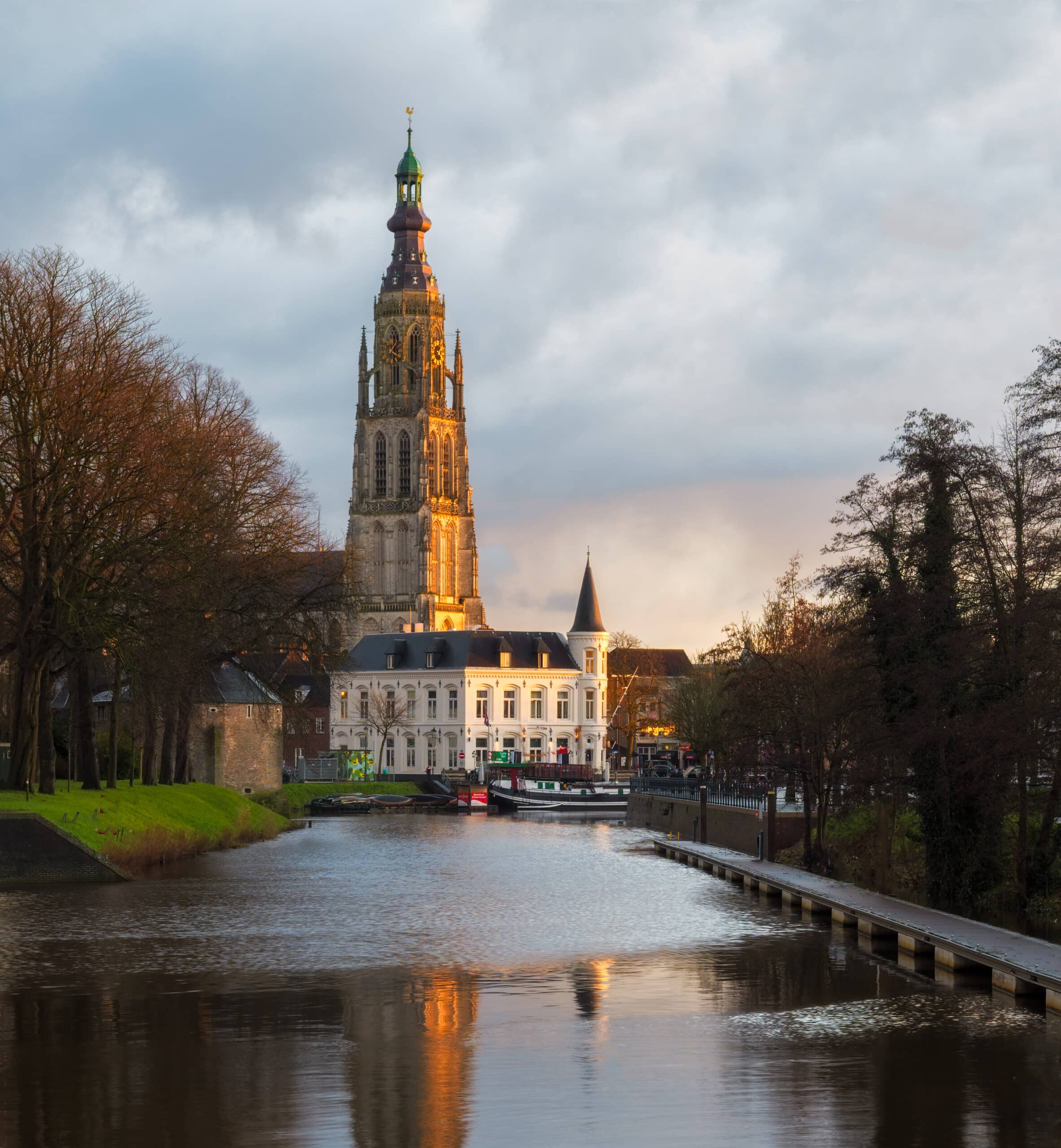 Haven van Breda met de Grote Kerk